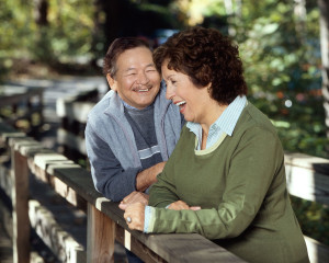 1280px-Couple_enjoying_a_conversation_outdoors